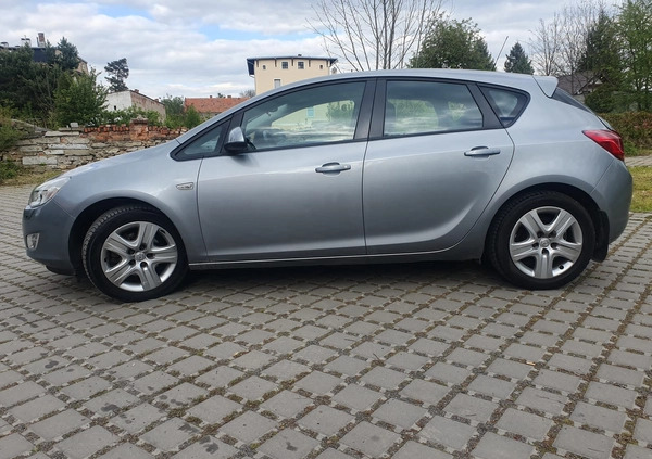 Opel Astra cena 20500 przebieg: 218000, rok produkcji 2010 z Czyżew małe 172